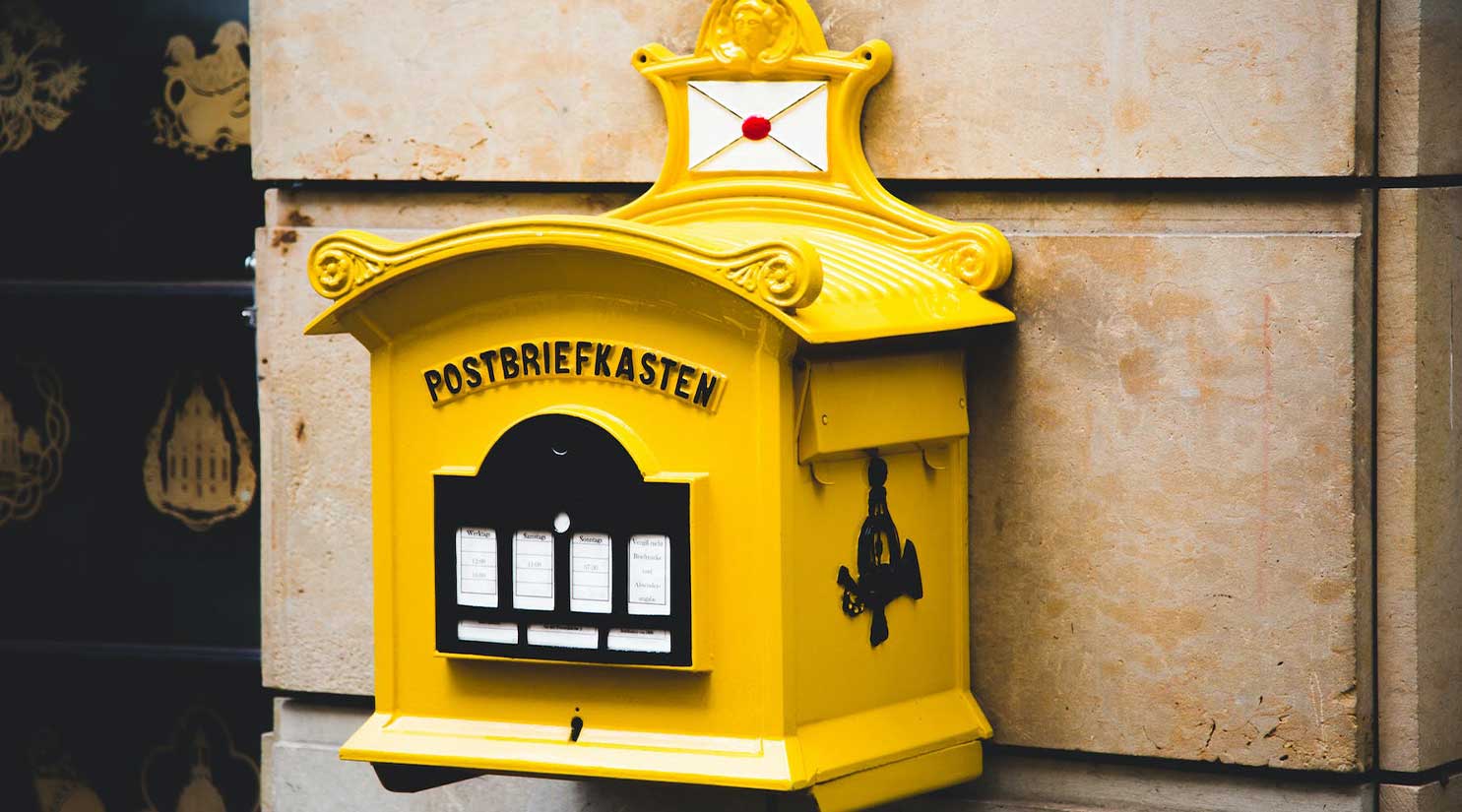 Briefkasten in ihrem Haus in Spanien leer halten